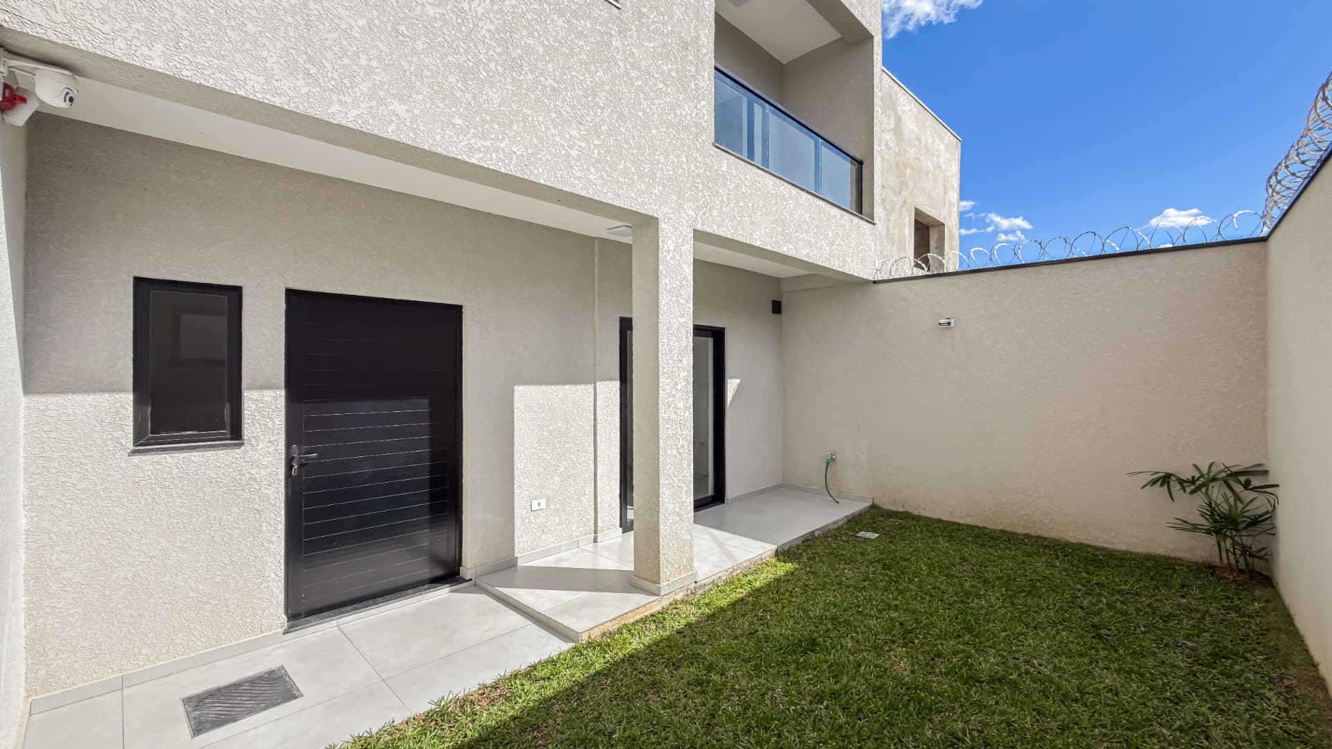 SOBRADO COM 3 QUARTOS E VISTA DEFINITIVA PARA SERRA DO MAR (1 / 39)