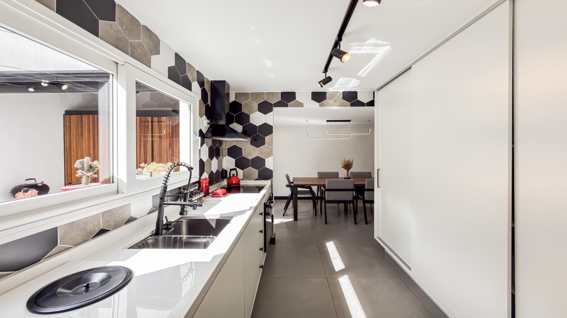 CASA NO ABRANCHES MOBILIADA COM 3 QUARTOS E 1 ESCRITORIO (3 / 25)